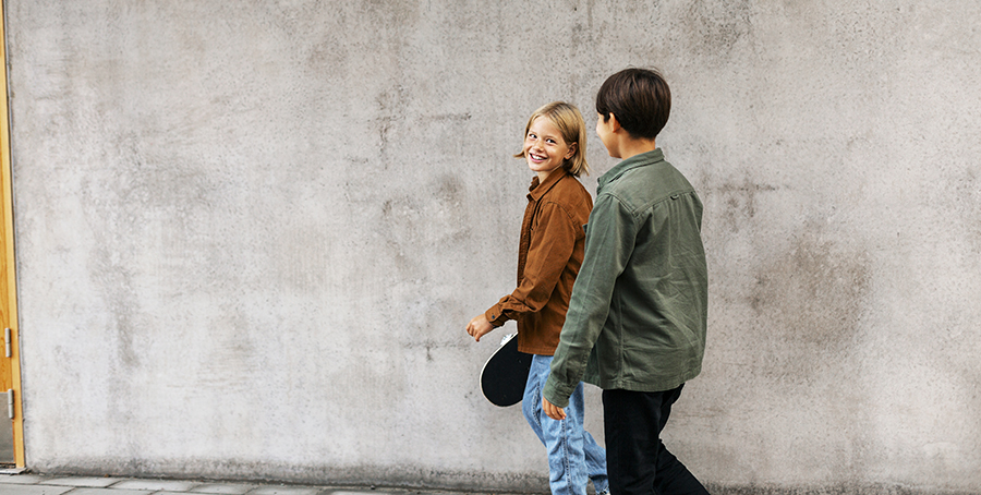 Två killar som går och pratar med varandra. 