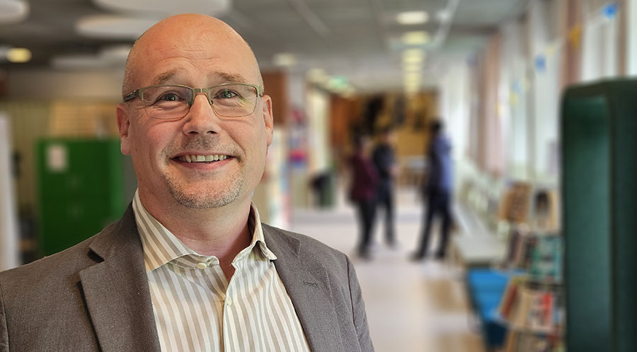 Porträttbild på Johan Segerfeldt, rektor på Väsby skola.