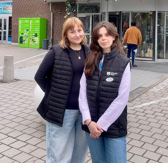 Valambassadörerna Mio och Shyma utanför Väsby centrum. Mio har orange hår och Shyma mörkt hår. 