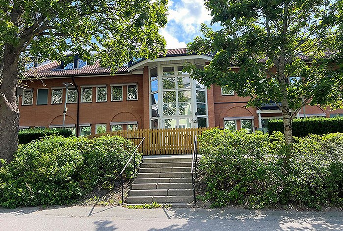 Bild på Marieborg från utsidan. Boendet är byggt av tegel. Framför boendet finns en trappa.